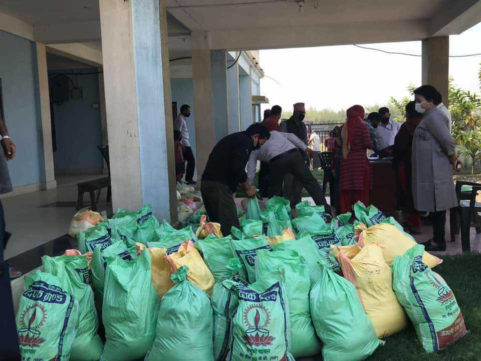 PatawariSurendr's tweet photo. To provide support where it is most needed @NvGemini was the first to distribute food &amp; sanitising materials to 150 labour families in a village of East #Nepal who are fighting against the #COVID19 #lockdown. Thanks to our colleague Rimal Badri from Nepal for organising @PM_Nepal https://t.co/ZUkS2siH7h