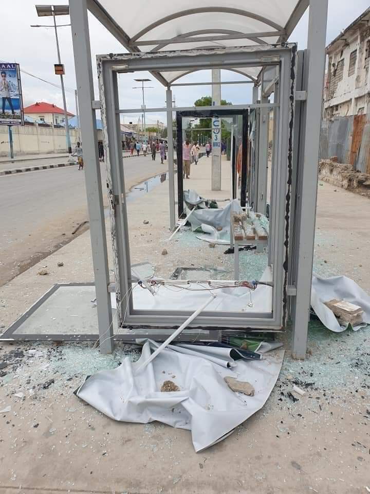 DalsoorNews's tweet photo. #Sawirada Burbur Loo Gaystay Boostaajoyinkii Basaska Muqdisho ee Dhawaan La Sameyey Iyo Tabeelayasha u Ku Sawiran Yahay Madaxweyne Farmaajo Banaan Baxii Maanta lagu burburiyayna. https://t.co/iJr7pMK9r7