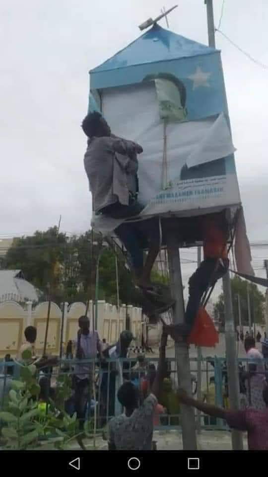 DalsoorNews's tweet photo. #Sawirada Burbur Loo Gaystay Boostaajoyinkii Basaska Muqdisho ee Dhawaan La Sameyey Iyo Tabeelayasha u Ku Sawiran Yahay Madaxweyne Farmaajo Banaan Baxii Maanta lagu burburiyayna. https://t.co/iJr7pMK9r7