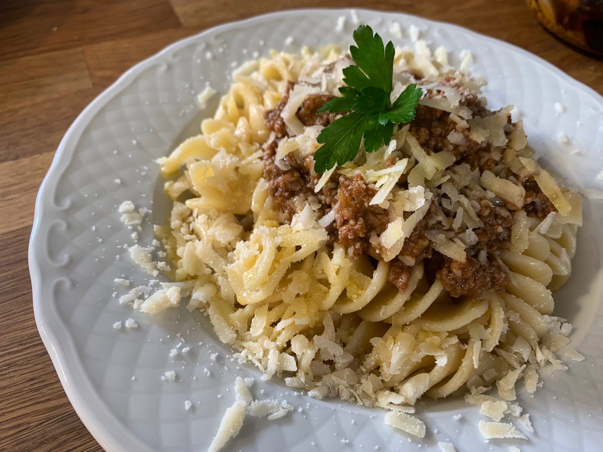 sanchomichell's tweet photo. Comer bien no es un privilegio de gente rica, sino de gente inteligente. Tampoco consiste en comer mucho no caro, sino variado. Este sábado, un buen plato de pasta: #fusilloni #boloñesa #parmesano #fusilloni #aldente #parmigiano #parmesan #bolognesesauce https://t.co/nxqCfjqS9l