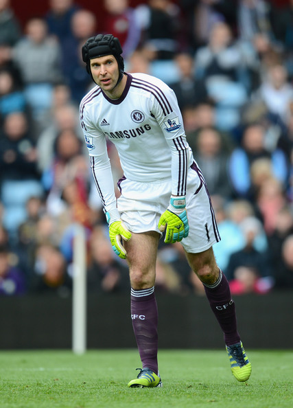 At the beginning of the 2011/12 season, Čech struggled with injury, missing four weeks due to a knee injury sustained in training. He kept a clean sheet in Chelsea's first CL match in a 2–0 win over Leverkusen.
