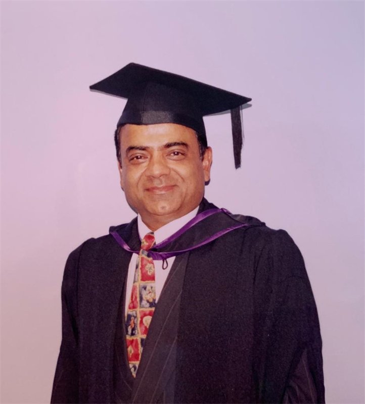 RIP to Dr Ajit Kumar Agarwal, 68, who was a leading cardiologist from Lucknow in India before making his life in the UK's NHS. Ajit had a similar story to many Indian Doctors who served here. He arrived with nothing but £5 in his pocket & built a great life for his family. CV19.