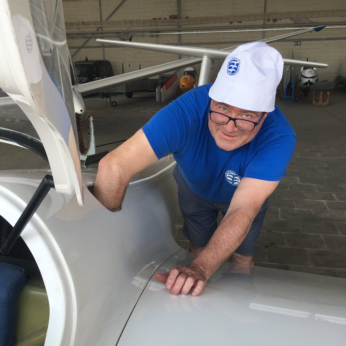 Prenez soin de vous, Manu, notre chef pilote s'occupe des planeurs! 👍
Et vous, comment préparez-vous votre saison de vol à voile post-confinement? 
En révisant votre bouquin bleu? En simulant vos premières 5h sur Condor Soaring? 🏆
#WeWillFlyAgainWithCNVV #CNVV #planeur #glider
