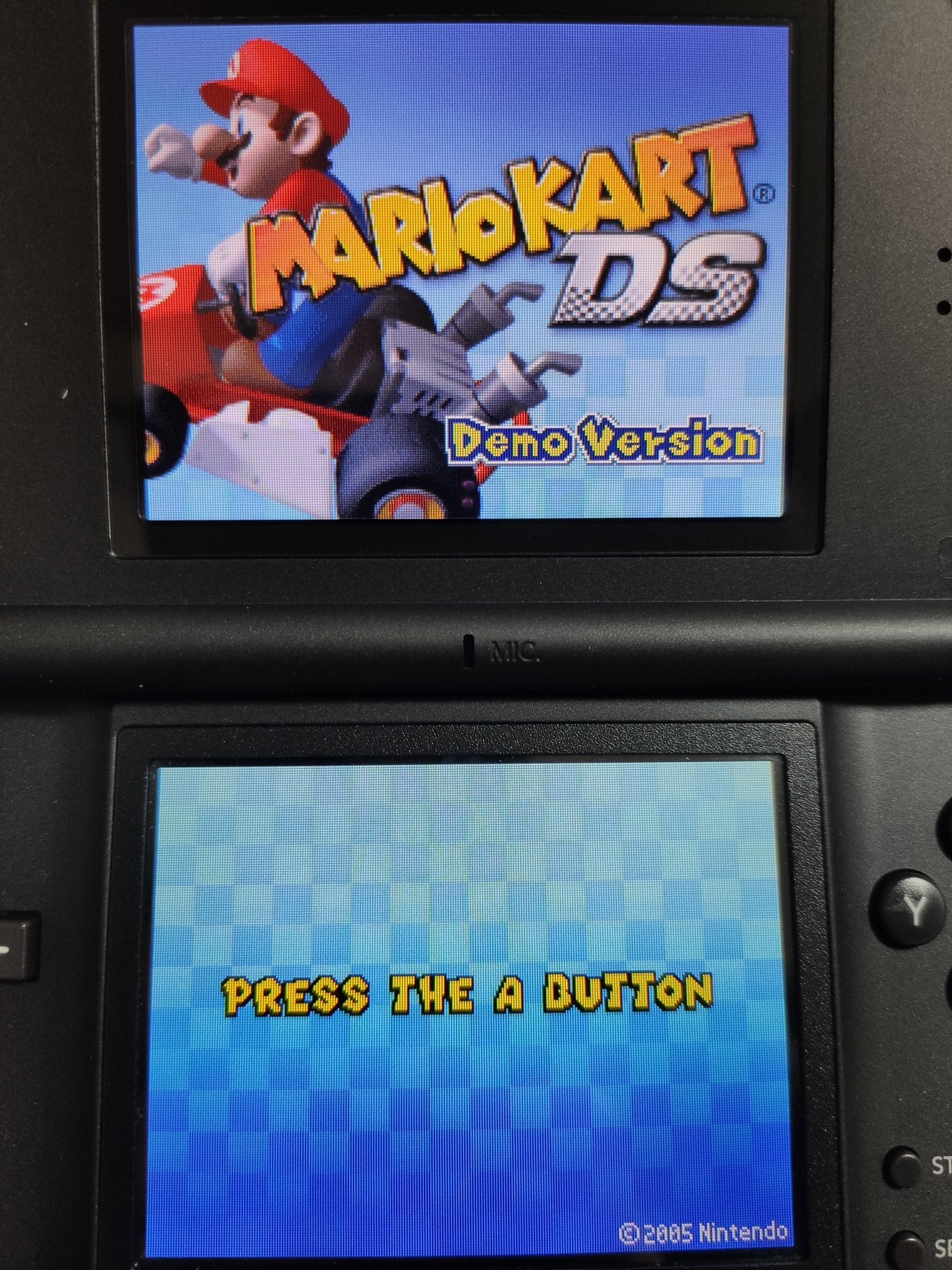 フッジサン 海外版のマリオカートdsデモ版と Dsダウンロードステーションのromがアメリカから届きました Mkdsの方については 製品版とほとんど同じ仕様な日本版の体験版と違って だいぶ違います なお 3dsでは起動できずエラーになります 続く フッジサン 海外版のマリオカートdsデモ版と Dsダウンロードステーションのromがアメリカから届きました Mkdsの方については 製品版とほとんど同じ仕様な日本版の体験版と違って だいぶ違います なお 3dsでは起動できずエラーになります 続く
