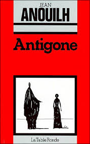 Dans Anouilh, la tragédie devient dramatique, le destin est celui du théâtre : "Elle pense qu’elle va mourir, quelle est jeune et quelle aussi, elle aurait bien aimé vivre. Mais il n'y a rien à faire. Elle s'appelle Antigone et il va falloir qu’elle joue son rôle jusqu'au bout.."
