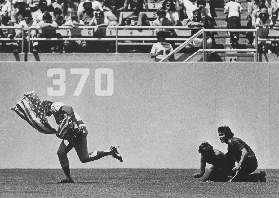 SportsNetLA's tweet photo. On this date in 1976, Rick Monday made a great play. 🇺🇸 https://t.co/IiybTG6ngC