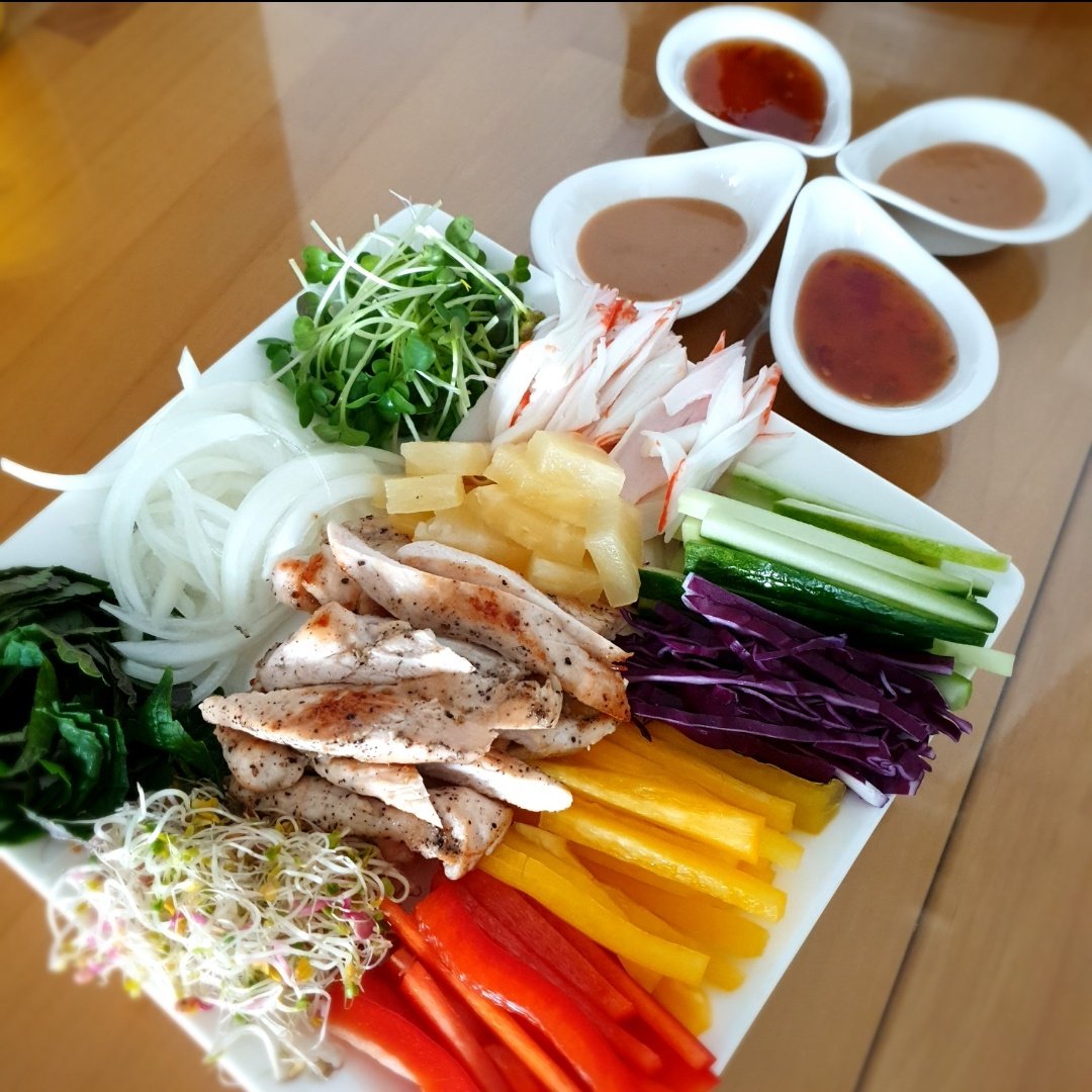 Jihyo4PR's tweet photo. Little Good News: My first homemade spring roll!!🍴🙆‍♀️🍴
My own way to take care of my #health and enjoy #Wellbeing #Quarantine life.
How are you guys doing? #MimsPR 
You are #homebutnotalone 
Share your #GoodNews!! #GoodNewsIs...? https://t.co/r1uZQdCIWv