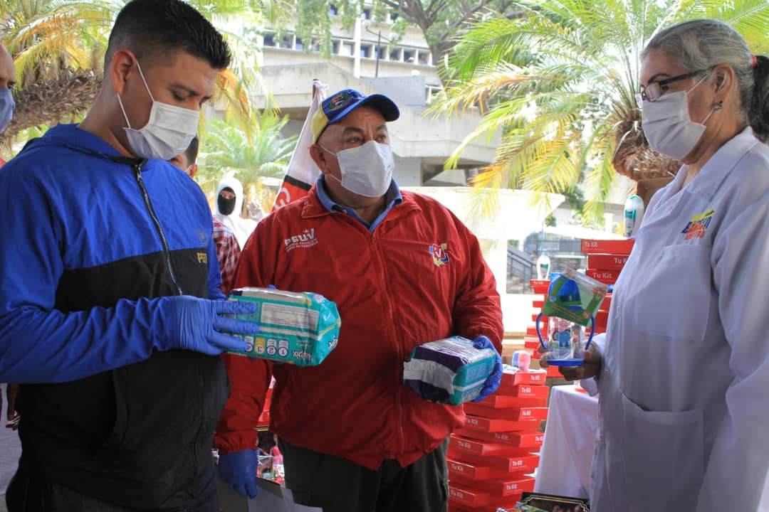 FUNDECAVE's tweet photo. #EnFotos 📸 | Desde las instalaciones del hotel alba #Caracas el Jefe de Gobierno @DarioVPSUV entregó dotación de artículos personales, juguetes, y medicamentos a la población de comnacionales que llegaron a su Patria.
#VenceremosAlCOVID19 https://t.co/CembcBIgsp