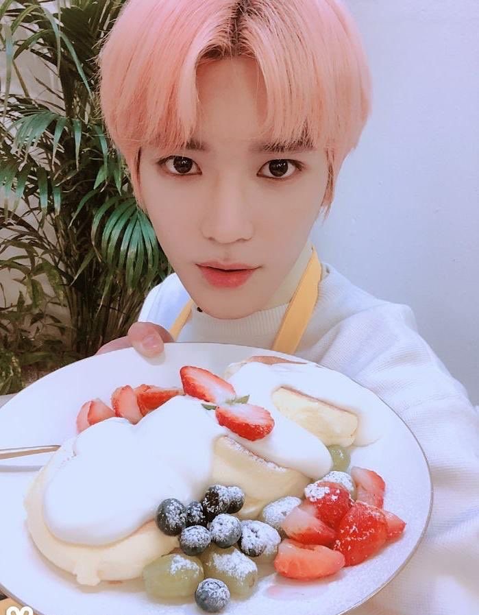 taeyong loves his sweet treats