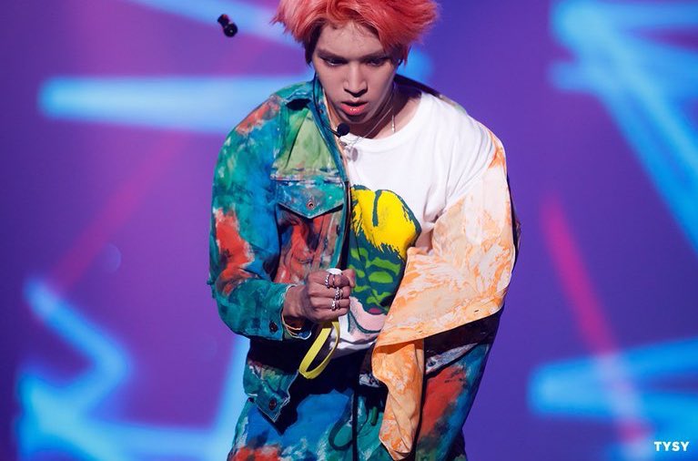 it was pink hair taeyong that broke the nct lightstick