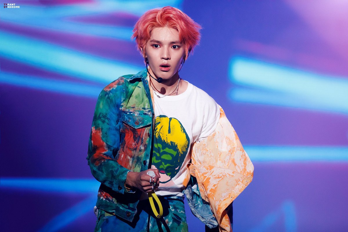 it was pink hair taeyong that broke the nct lightstick