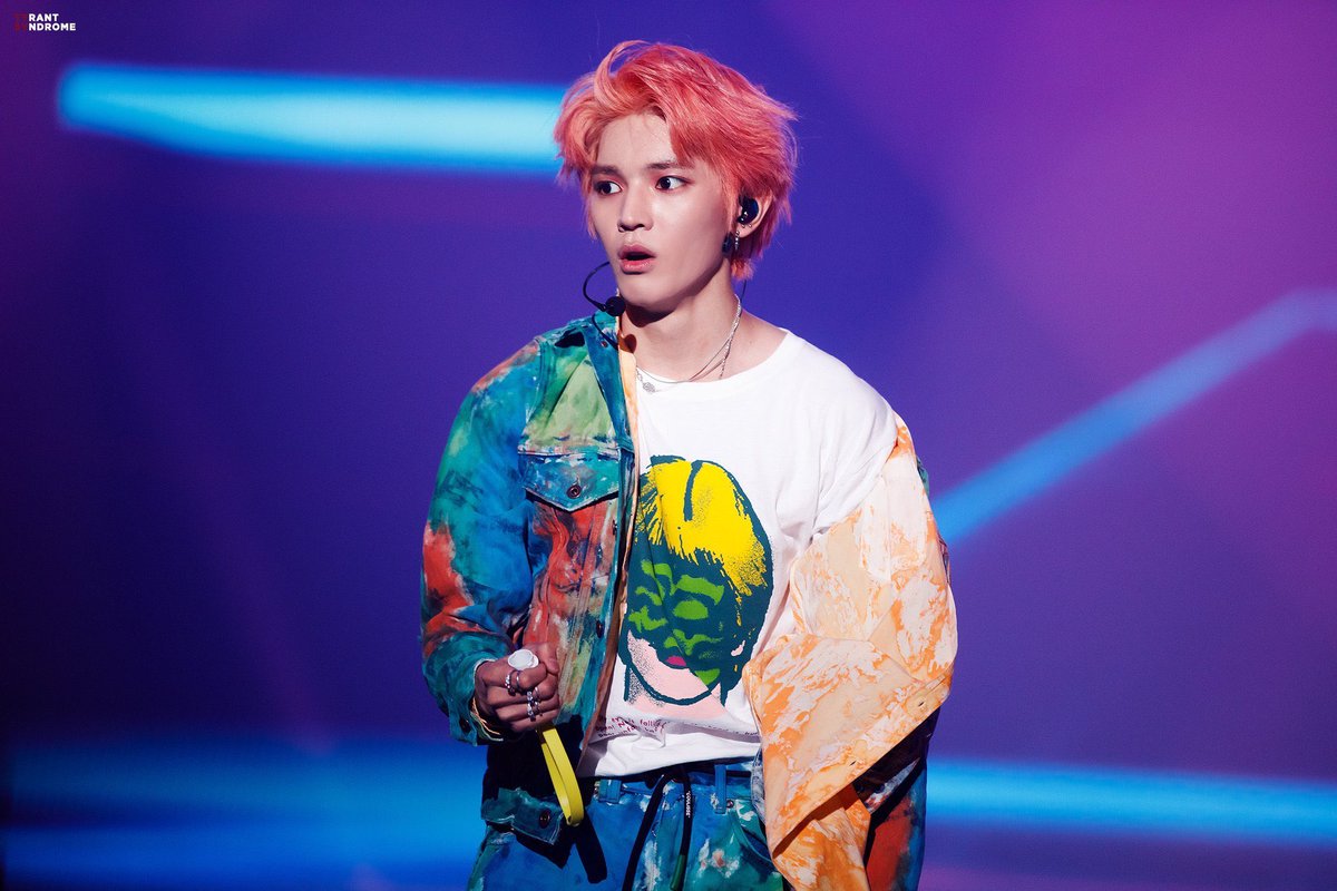 it was pink hair taeyong that broke the nct lightstick