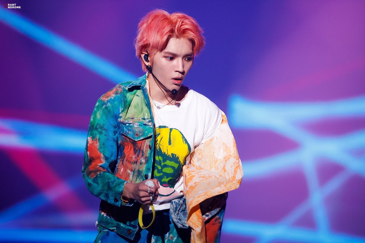 it was pink hair taeyong that broke the nct lightstick