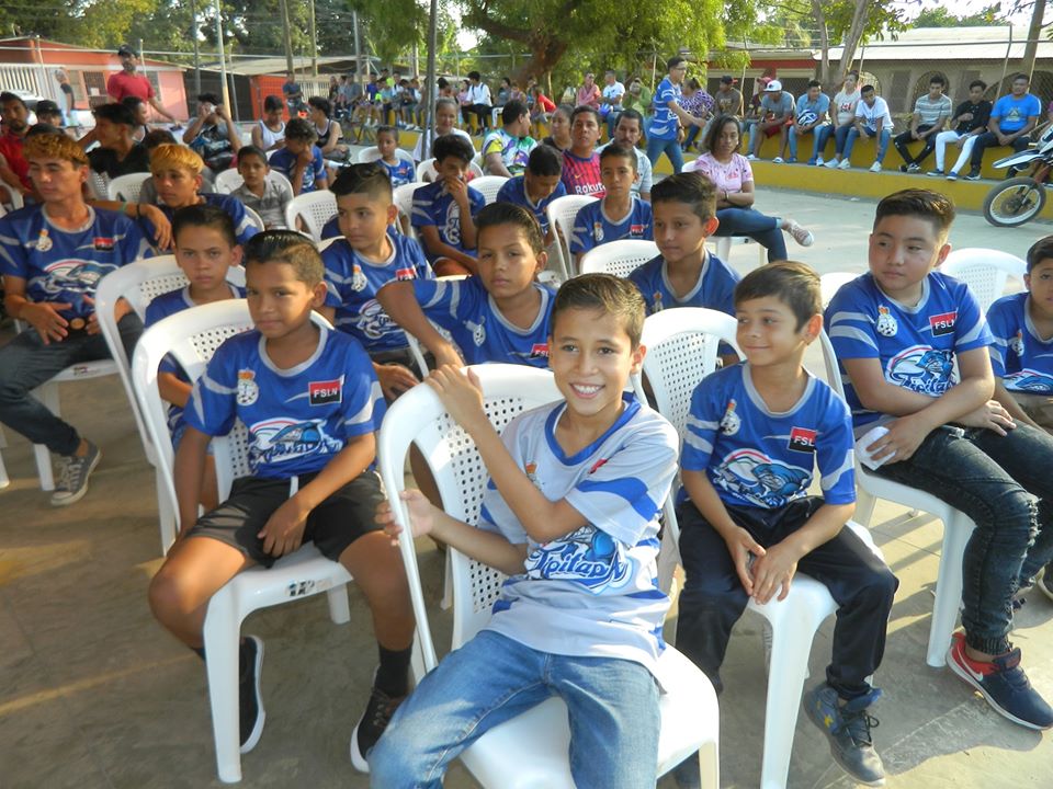 atipitapa's tweet photo. #SesionyPaz | Gobierno Municipal Tipitapa realizó sesión especial en cancha deportiva del barrio la villa, una agenda con 2 puntos: presentación informe de gestión de deporte y entrega de útiles deportivos, el Concejo Municipal de Tipitapa los aprobó por unanimidad. https://t.co/OQHgy3iYyz