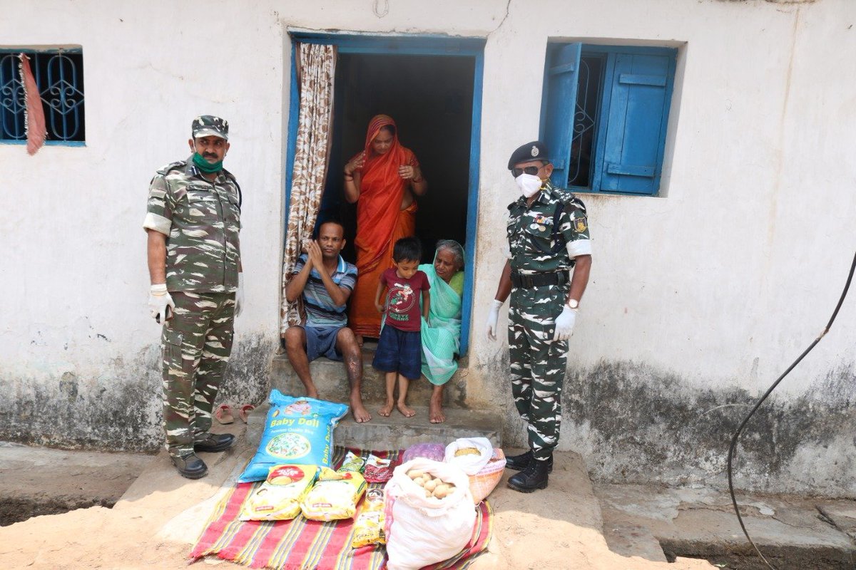 Crpf231bn's tweet photo. #FightAgainstCOVID19
Distributed 383 sanitation kits containing face mask, gloves ,dettol soap, sanitizer, biscuits and vitamin C strip. 
In addition spray machine,sodium hypochlorite and other essentials were provided to village Panchayt JAWANGA, DANTEWADA
@crpfindia 
@HMOIndia https://t.co/dMCsXDT9et