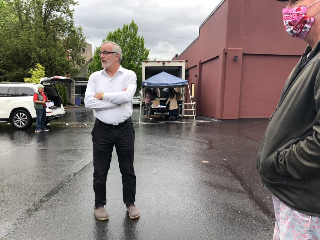 In the background, you can see the truck full of steaks, apparently being sold at highly discounted prices. The supply is running low but hungreds of cars are still lined up.