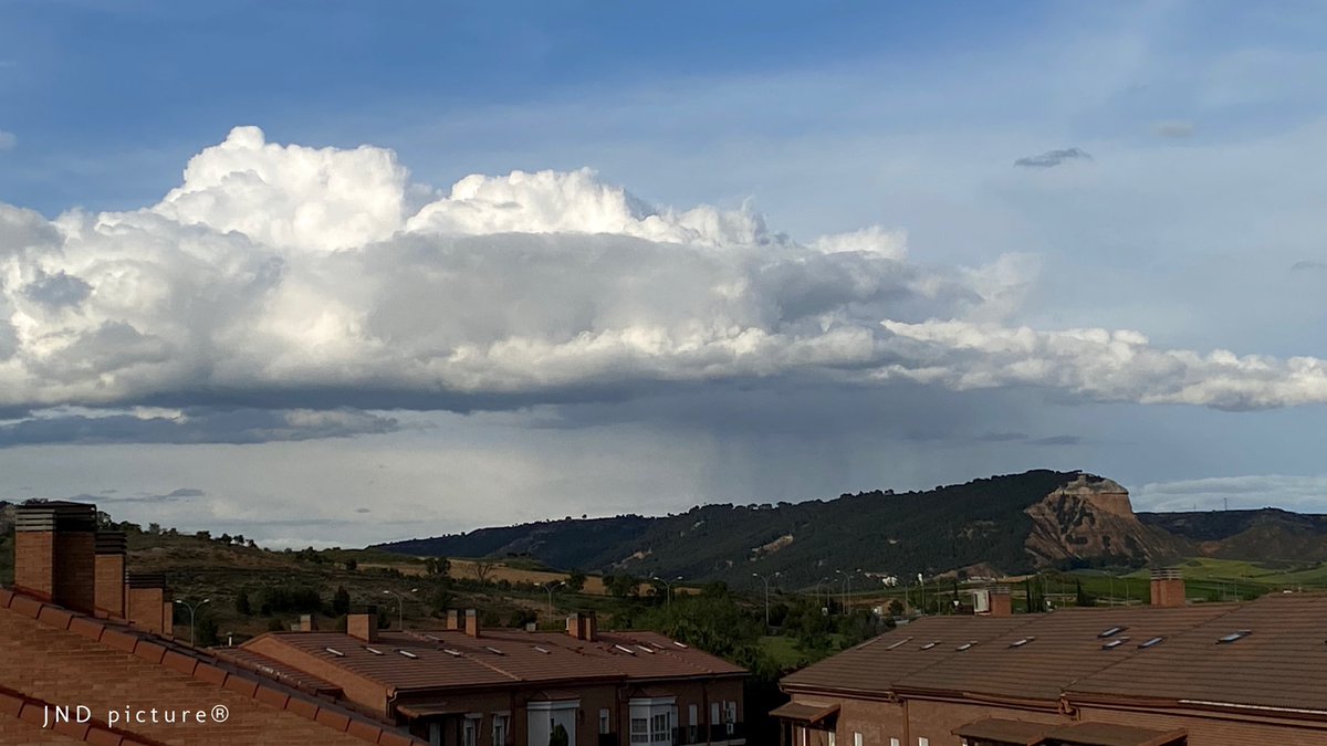 JNDpicture's tweet photo. Nubes sobre Pico Águila.      #jndpicture #guadalajara #jnd50
@tiempo_mercedes 
#colaboradoresdeltiempo 
@tiempobrasero https://t.co/I6AVFktPBn