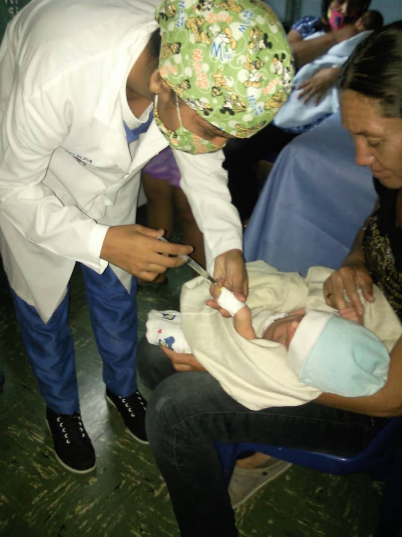 Nucleo_Lara's tweet photo. Estudiantes de Enfermería del #NúcleoLara cumpliendo con sus prácticas hospitalarias y guardias en  apoyo al combate de la pandemia #COVIDー19, en el Hospital Central Antonio Maria Pineda @unefa_ve @angiolillofp @Educacion_MPPD @unefa_vrro @elraye167 https://t.co/uVsgkOvj7B