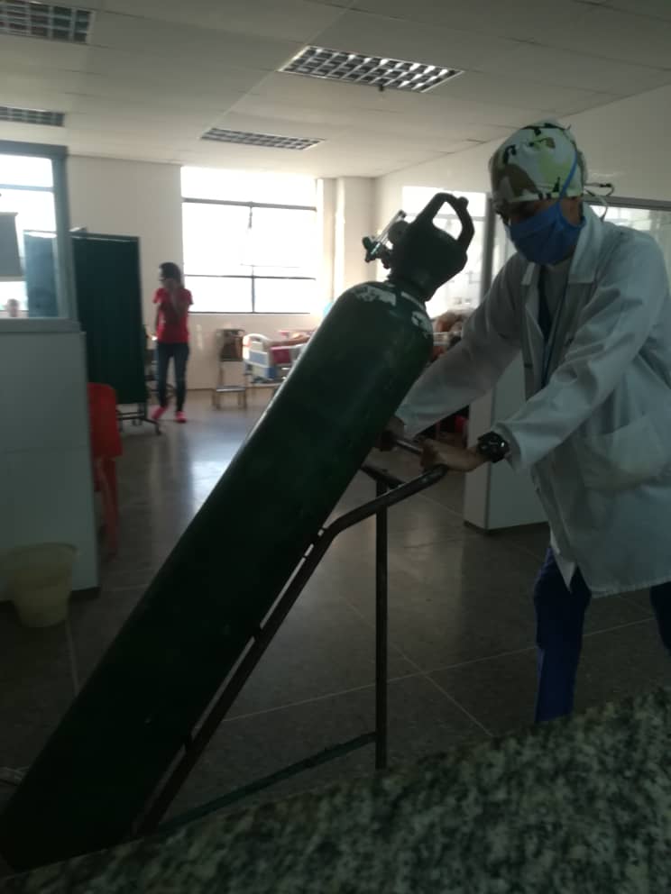 Nucleo_Lara's tweet photo. Estudiantes de Enfermería del #NúcleoLara cumpliendo con sus prácticas hospitalarias y guardias en  apoyo al combate de la pandemia #COVIDー19, en el Hospital Central Antonio Maria Pineda @unefa_ve @angiolillofp @Educacion_MPPD @unefa_vrro @elraye167 https://t.co/uVsgkOvj7B