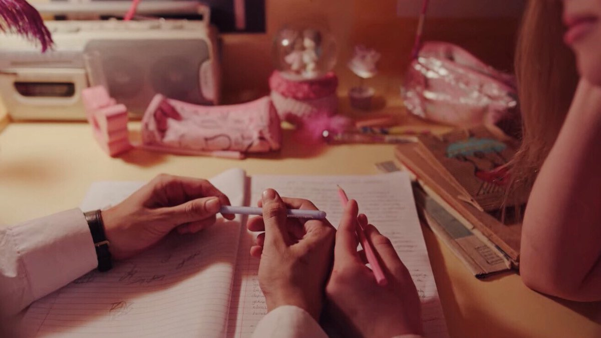 “nehrim ol gel, ak yine
kelebek ol gel, uç yine
çiçeğim ol gel, aç yine
r ü z g a r o l” 💕 #Aşk101