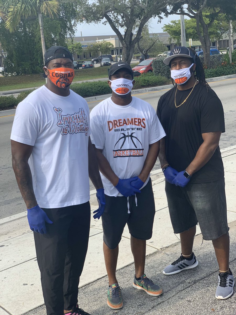 CreekFootball1's tweet photo. We served 400 hot breakfast meals to a community that has given so much to us. #BiggerThanTheGame #ClawsUp #JungleBoyz @CoachSloan96 @NCSA_CoachJames https://t.co/IthSWGDT80
