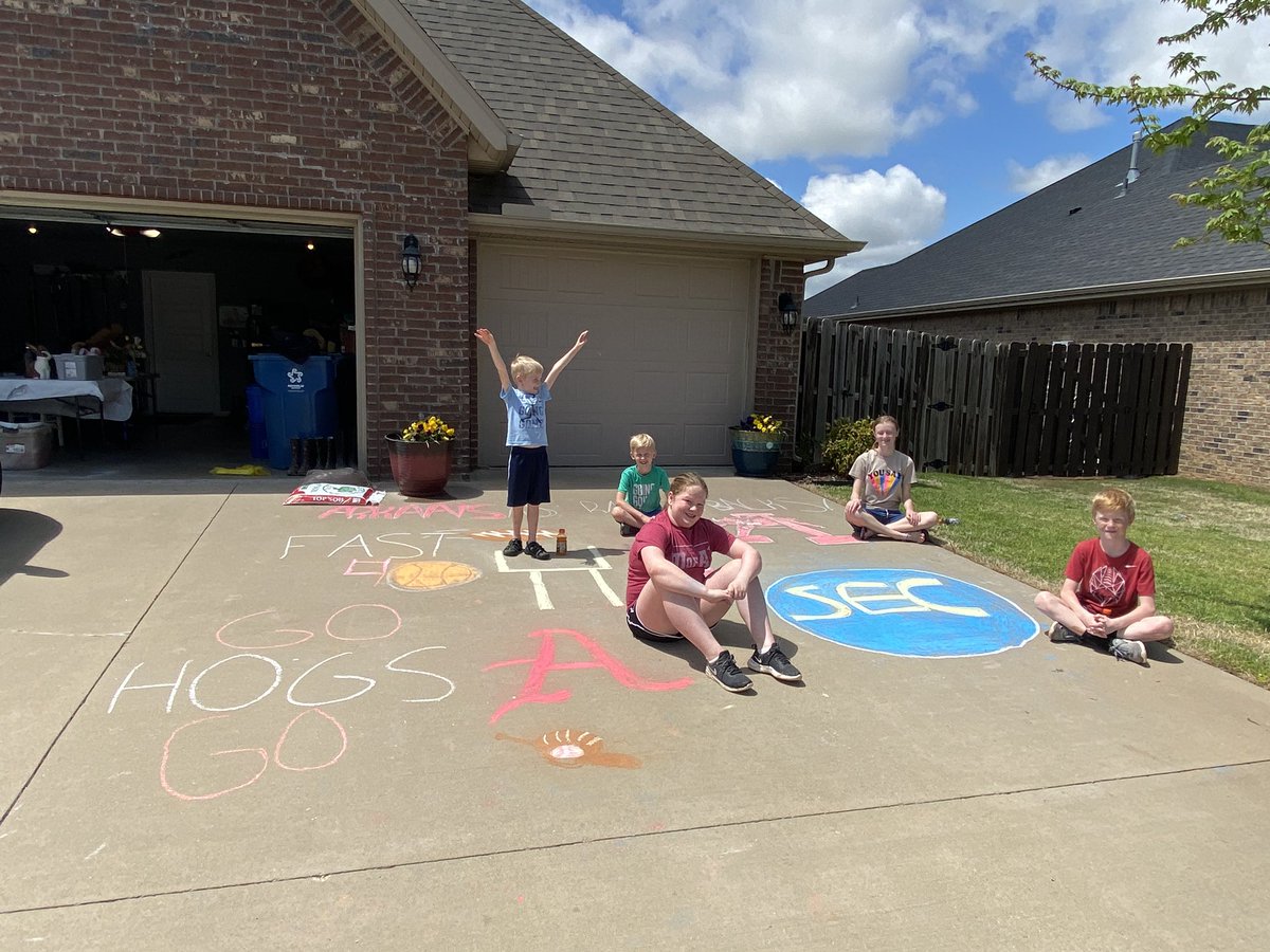ckmbender's tweet photo. #arkrazorbacks #breetlebee Bender and Creasey kids supporting their favorite team with some sidewalk chalk art https://t.co/cejj8LRnUn