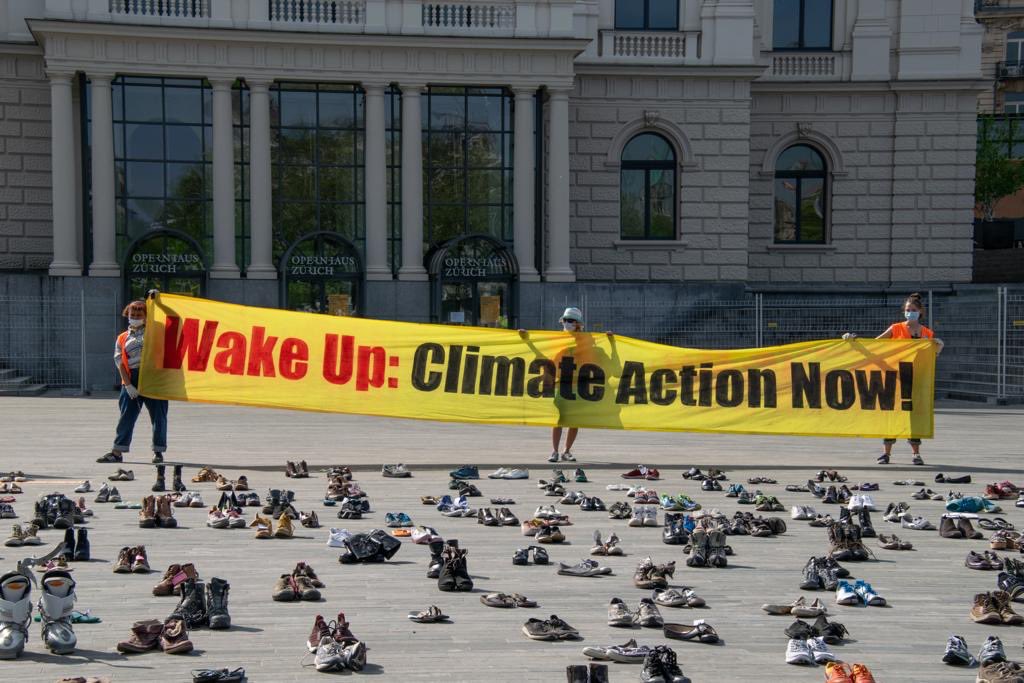SamirFilmmaker's tweet photo. Für alle die es nicht bemerkt haben: Gestern haben die Klimastreik-Kids eine Action in Zürich gemacht. Ich frag mich schon, warum die Medien nicht breiter darüber berichten? https://t.co/ipiiP5BWhr