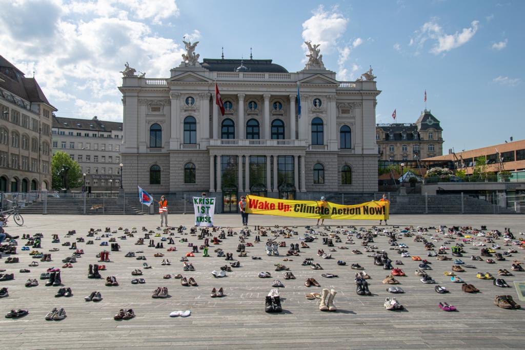 SamirFilmmaker's tweet photo. Für alle die es nicht bemerkt haben: Gestern haben die Klimastreik-Kids eine Action in Zürich gemacht. Ich frag mich schon, warum die Medien nicht breiter darüber berichten? https://t.co/ipiiP5BWhr