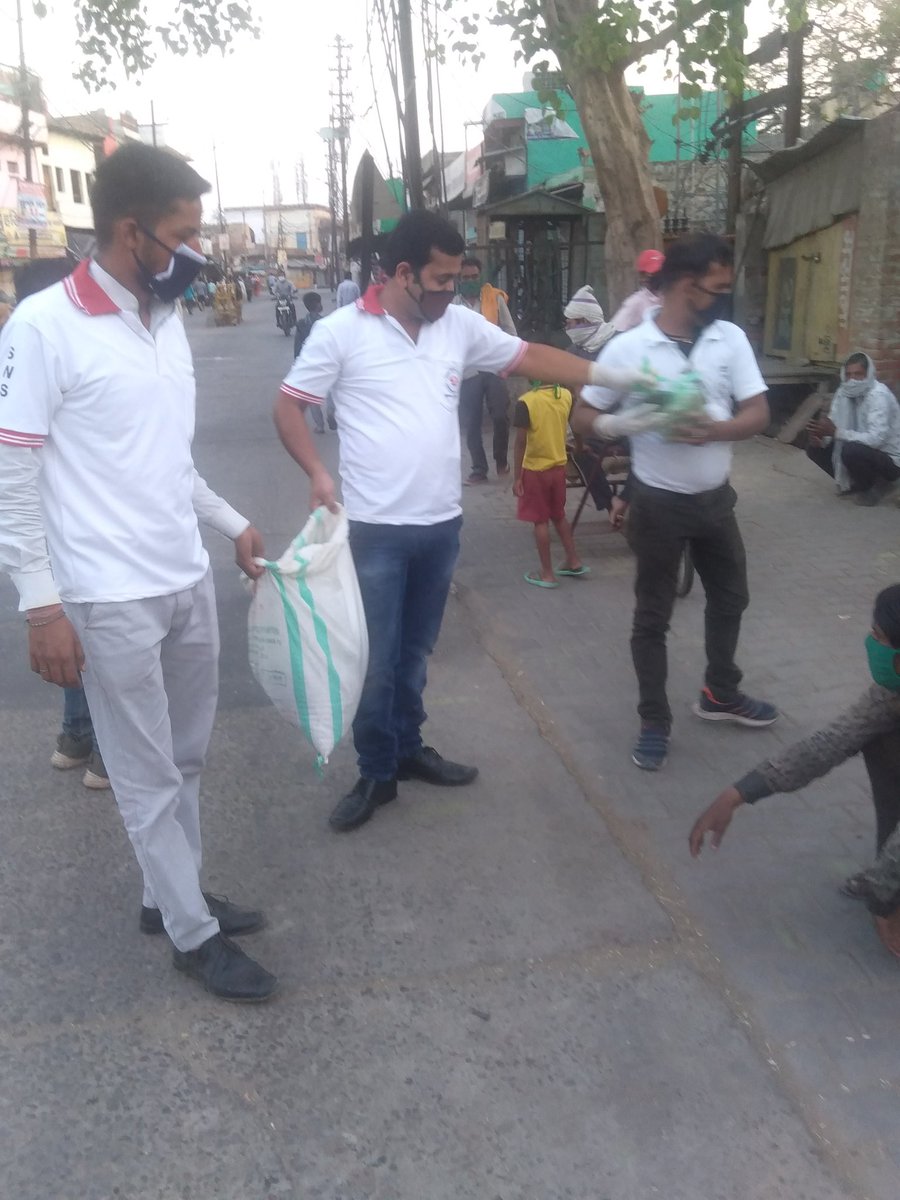 HathrasBank's tweet photo. प्रतिदिन की भाँति आज भी भोजन प्रसादी वितरण सेवा की गई जिसमें हमारी बहिन जी गरिमा राठी जी का सहयोग रहा। हम उनका तहे दिल से धन्यवाद करते है एवं आज हमारे ही सदस्य श्री गोपाल जी के आज पुत्र का नामकरण संस्कार होंने के उपलक्ष्य में उनको बहुत बहुत बधाई @narendramodi @myogiadityanath https://t.co/vBre6WkGJj