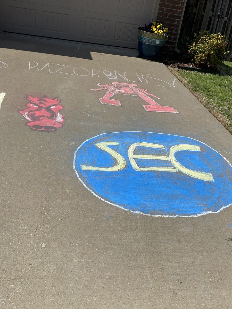 ckmbender's tweet photo. @arkrazorbacks Bender and Creasey kids showing their support for their favorite team woo pig Sophie https://t.co/jhJ9IlxpDt
