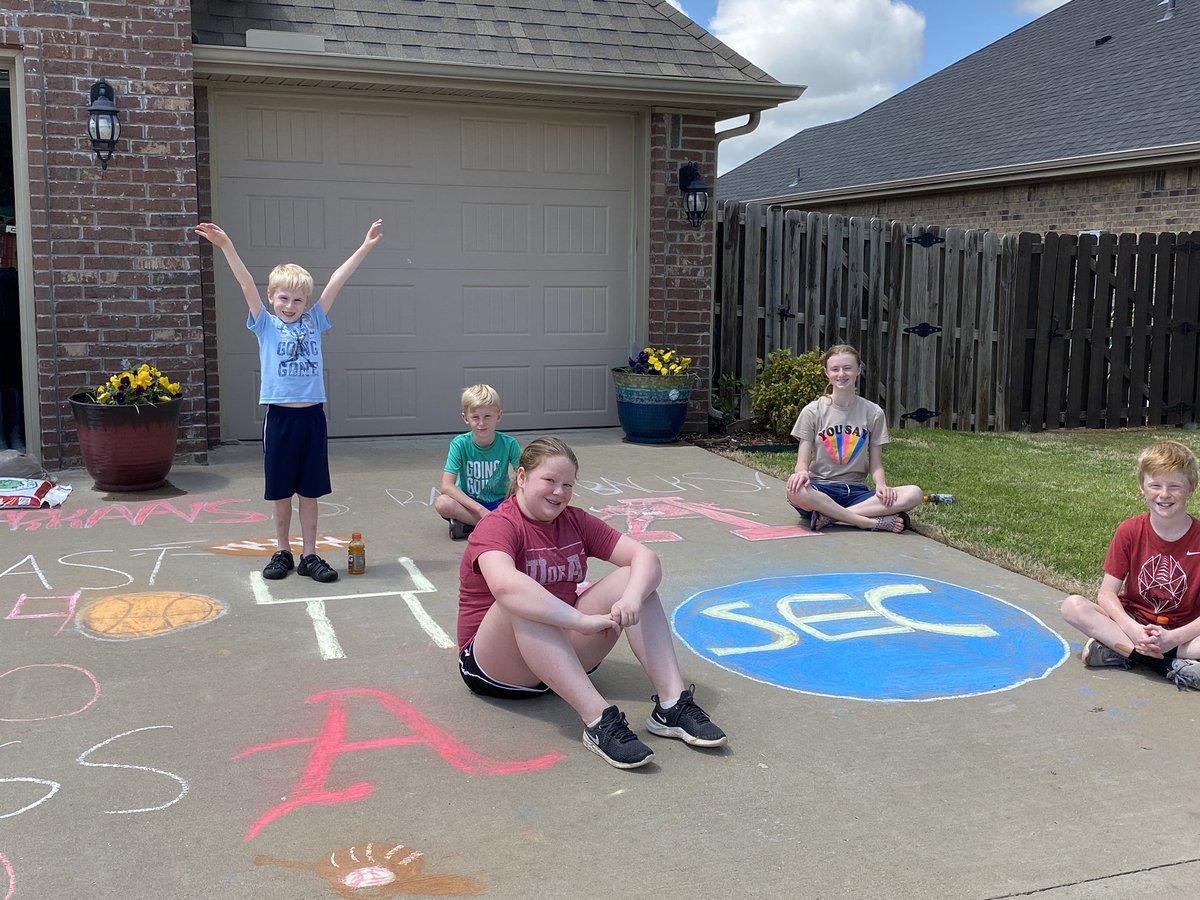 ckmbender's tweet photo. @arkrazorbacks Bender and Creasey kids showing their support for their favorite team woo pig Sophie https://t.co/jhJ9IlxpDt