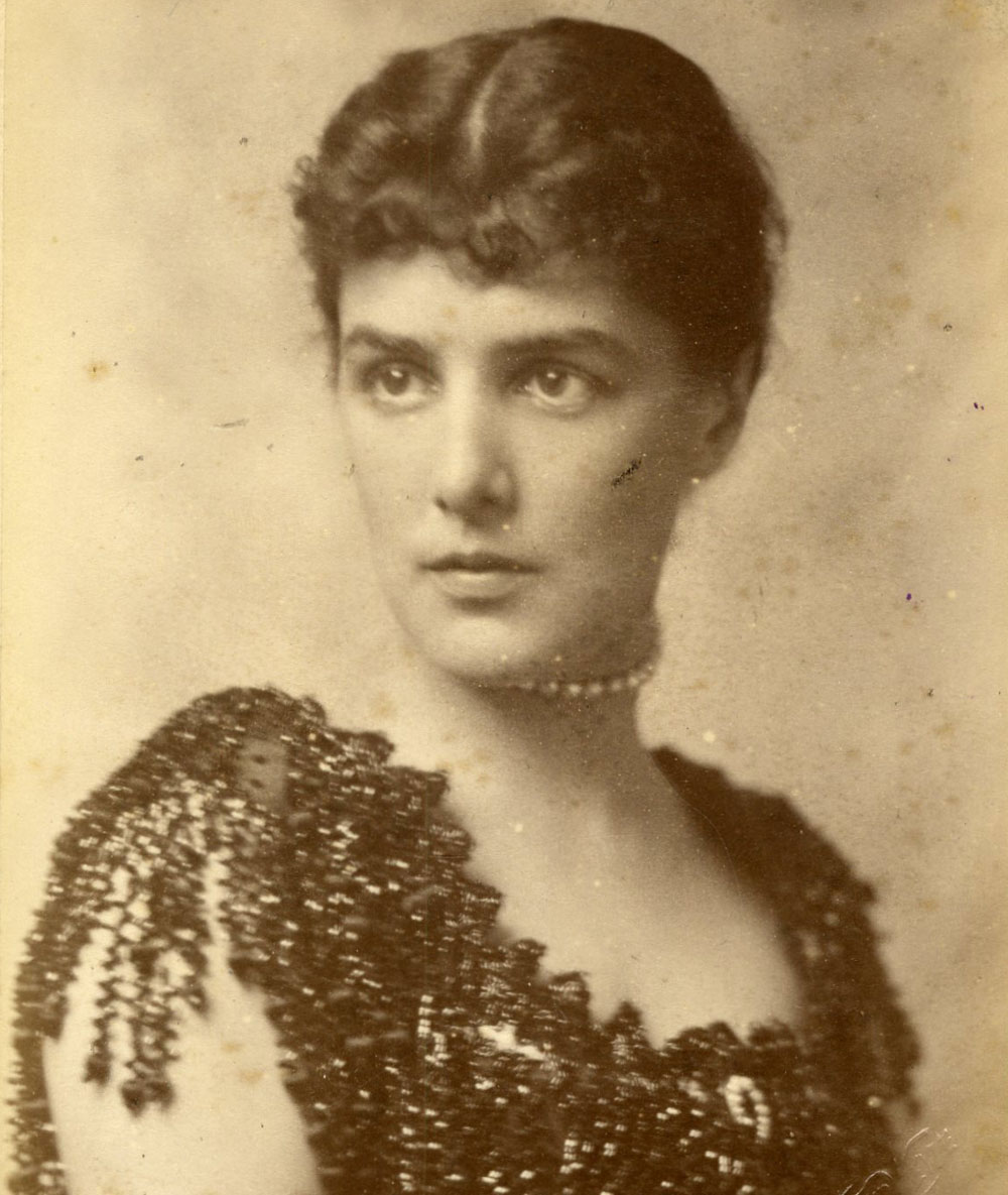 katieculture's tweet photo. Today's #ChartwellObjectOfTheDay #No16
@ChartwellNT is this stunning portrait on ceramic of #Churchill's mother, Jennie Jerome, later Lady Randolph Churchill. It is based on the photograph below right. (1/5) https://t.co/RB7yDfJ05s