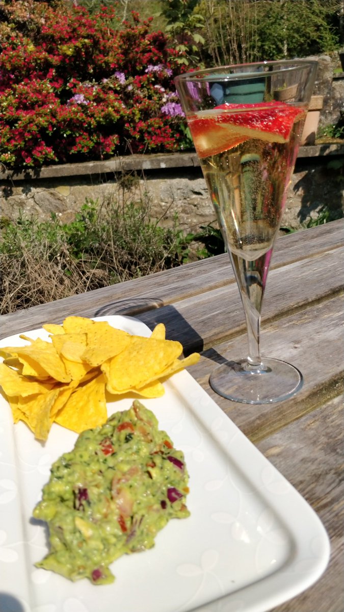 Lockdown lunch. 😁Home made guacamole with nachos, accompanied by some fizzy 'water' 😉🥂🍾