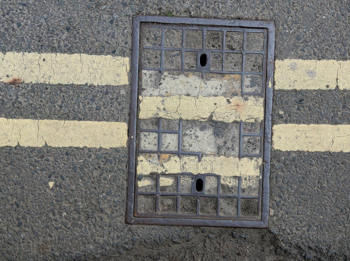 DavidSmithArt's tweet photo. Something I saw today
#SomethingISawToday an occasional random, digital sketchbook of things that might inform my work!  #Dorset #Bridport #AccidentalAbstract #minimalist #pattern #layers #grid #lines https://t.co/56V65wpCKj