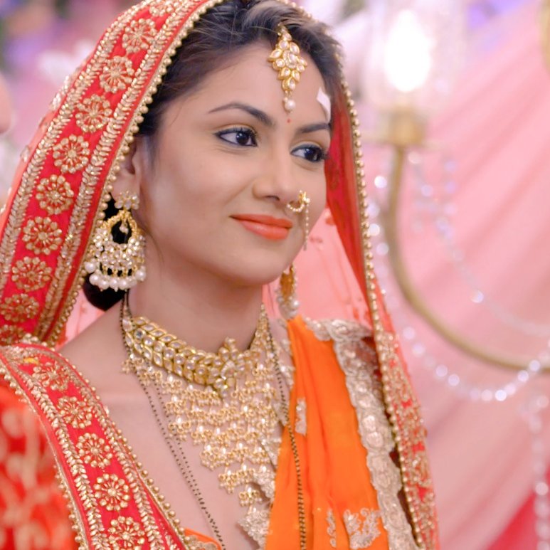 Breathtakingly Beautiful Blushing Bride Her glowing eyes & that smile she carries are more than enough to steal people's heart Naam hai ~  #SritiJha @sritianne  #kumkumbhagya