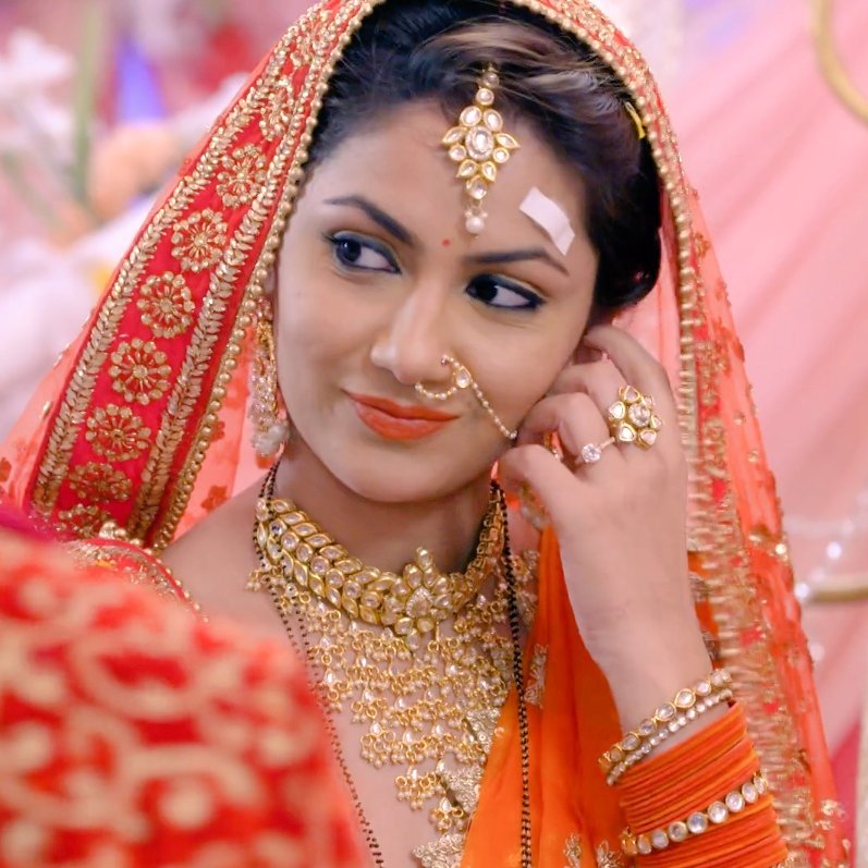 Breathtakingly Beautiful Blushing Bride Her glowing eyes & that smile she carries are more than enough to steal people's heart Naam hai ~  #SritiJha @sritianne  #kumkumbhagya