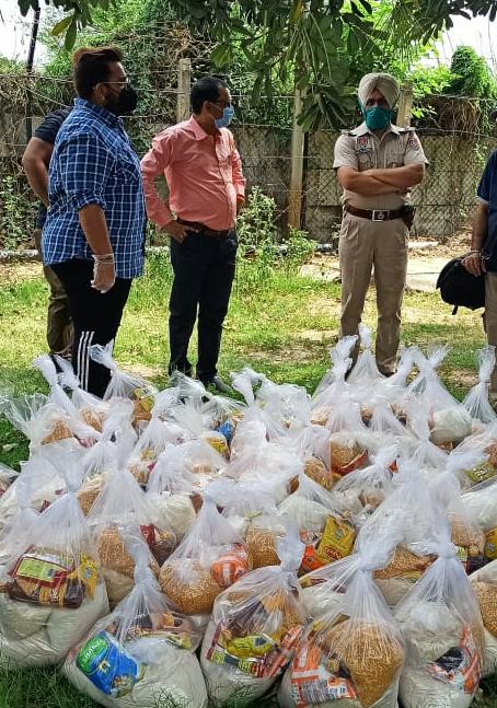 sasnagarpolice's tweet photo. On the guidelines of SSP Mohali, I/c PP PH 8,artist Sachin Ahuja & other social workers is helping the society during hard time by distributing grocery items to Safai Karamchari of Zone 5. Advice to stay at home and follow rules @capt_amarinder
@PunjabPoliceInd
#StayAtHomeSave https://t.co/6fDW9qVNkt