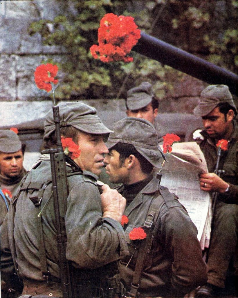 L'un des points centraux de ce rassemblement est le marché aux fleurs de Lisbonne richement fourni en œillets. Celeste Caeiro, fleuriste, en donne à plusieurs militaires. Certains militaires insurgés mettront cette fleur dans le canon de leur fusil, d’où le nom de la Révolution