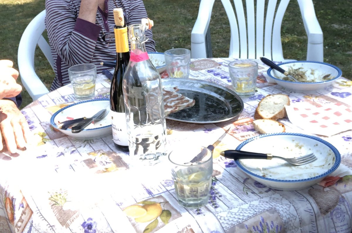 PaulAstro1's tweet image. Pan, formaio e osacol in giardino. In qualche modo #sanmarco lo sfanghiamo sempre #trevenezie