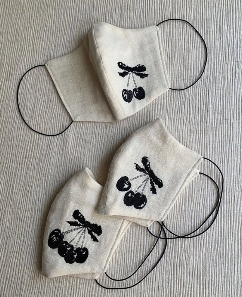 白 在 Twitter 上 インスタで見かけたんだけれど このさくらんぼ刺繍マスク可愛すぎる 耳にかけるところが黒リボン チェリー柄のモードっぽさもおしゃれ 日本のファッションデザイナーさんが これから販売予定みたい T Co 2r76p4xahe Twitter
