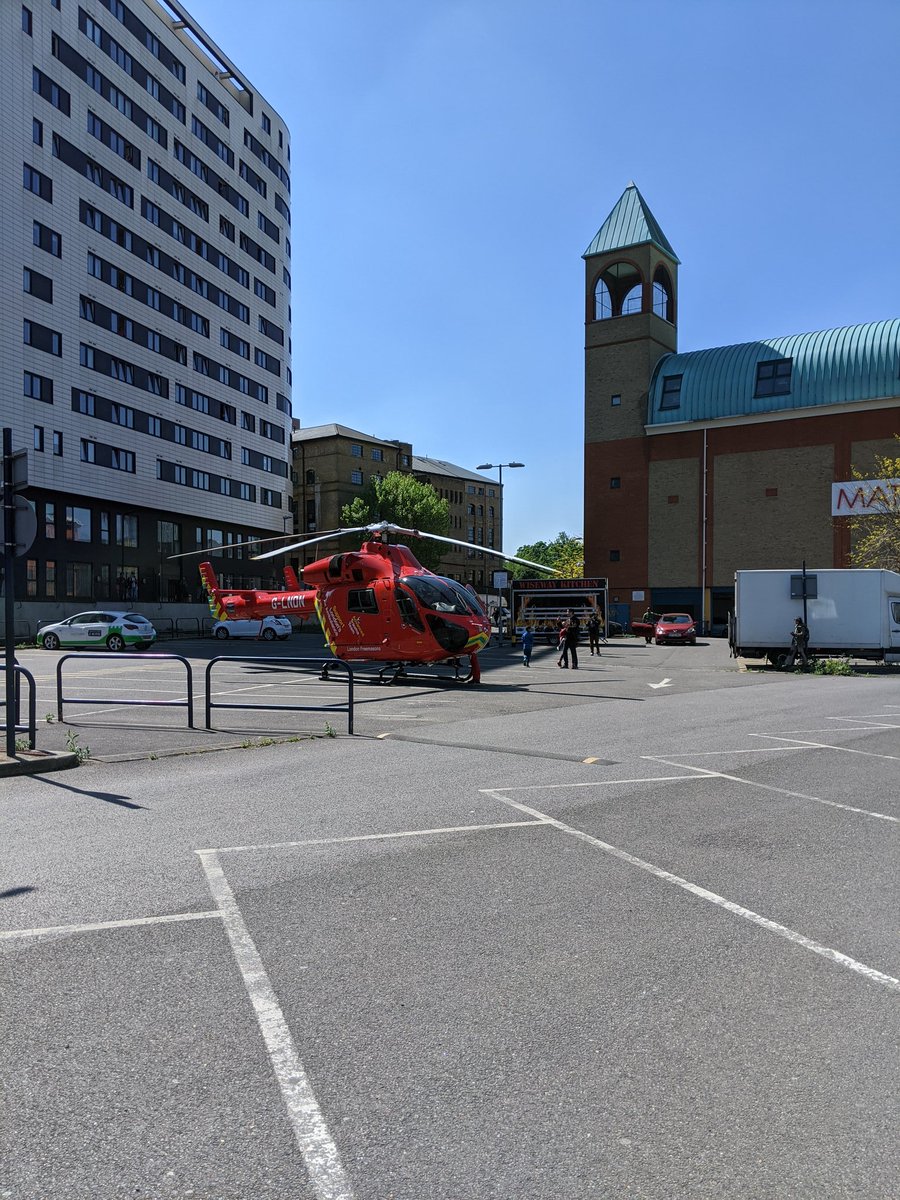 cdicharry1's tweet photo. Don't know what's happening but this can't be good... #Dalston #helicopter https://t.co/BzYcYN4jQH
