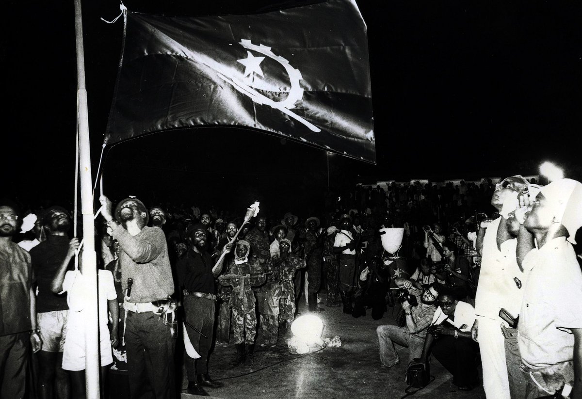 Les années qui suivent le 25 avril sont marquées par la démocratisation du pays et la décolonisation. Par conséquent, le 10 décembre 1974 la Guinée-Bissau déclare son indépendance, suivie du Mozambique, du Cap-Vert, de Sao Tomé-et-Principe et de l'Angola et de Cabinda (en 1975)