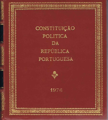 Une nouvelle Constitution, sociale et démocratique, voit le jour le 2 avril 1976 et les élections législatives du 25 avril suivant consacrent le triomphe de la démocratie parlementaire.