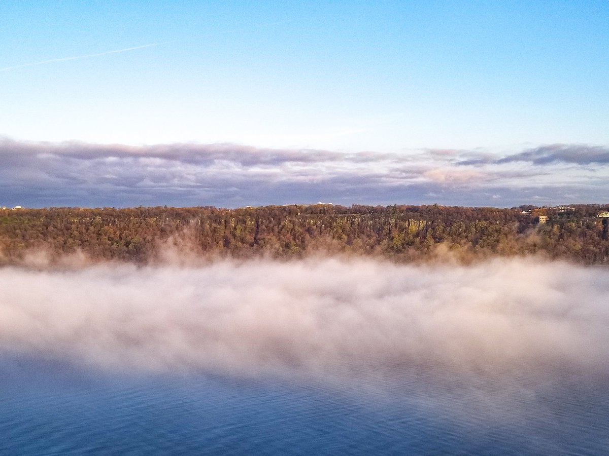 theMEATofit's tweet photo. This morning, sunrise invoked a heavy fog that crawled down the Hudson for hours. 🌫
#HudsonRiver #river #GWBridge #bridge #NYC #Manhattan #architecture #skyline #cityscape #cityphotography #photography #landscape #fog #foggy #riverfog #peaceful https://t.co/R1ynf5CTjx