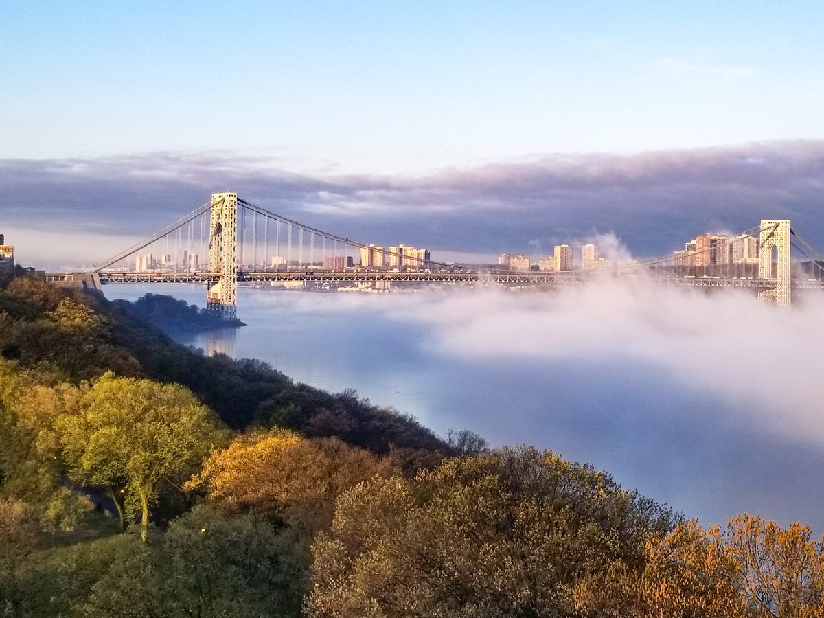 theMEATofit's tweet photo. This morning, sunrise invoked a heavy fog that crawled down the Hudson for hours. 🌫
#HudsonRiver #river #GWBridge #bridge #NYC #Manhattan #architecture #skyline #cityscape #cityphotography #photography #landscape #fog #foggy #riverfog #peaceful https://t.co/R1ynf5CTjx