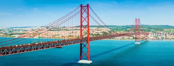 En mémoire de la révolution du 25 avril 1974, le grand pont suspendu qui enjambe le Tage à Lisbonne, jusque-là nommé « pont Salazar », a été rebaptisé « pont du 25 Avril ».