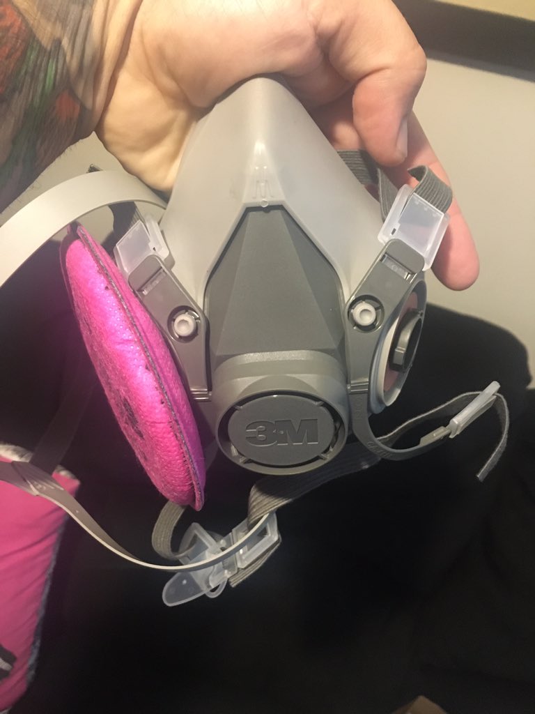 EstebanOrtizMD's tweet photo. Si usted es paciente POSITIVO para covid19 o sospechoso para #covid19 NO USE ESTAS MASCARILLAS repito NO LAS USE. 
Estas tienen válvula de desfogue y sirve para aliviar la dificultad que estos respiradores ocasionan. 
Si tiene y las usa usted está eliminando virus y no lo sabe https://t.co/Z8uAFiBvs2