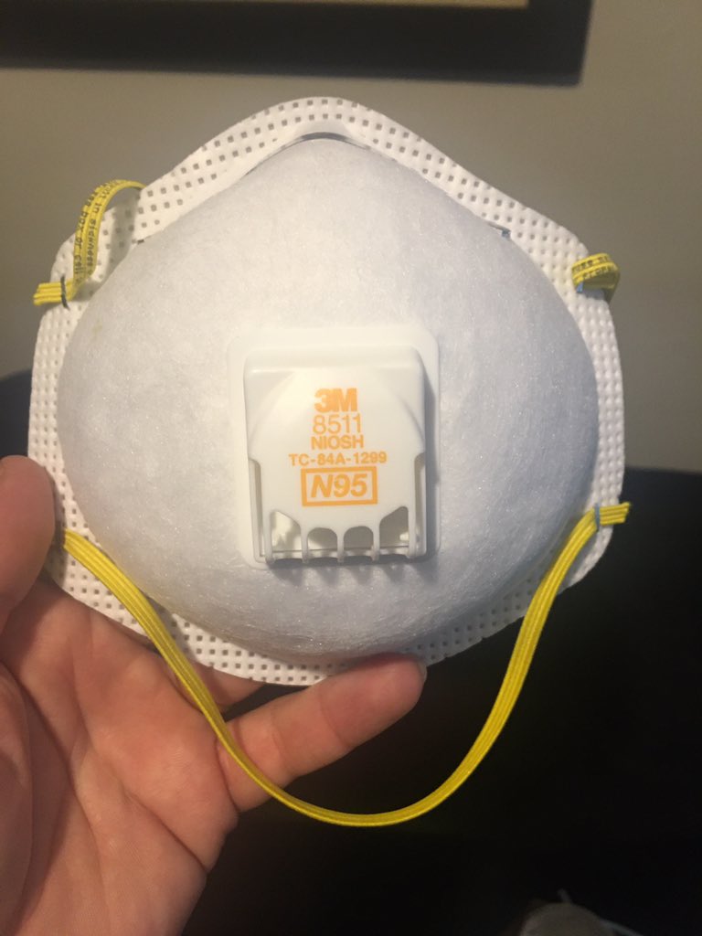 EstebanOrtizMD's tweet photo. Si usted es paciente POSITIVO para covid19 o sospechoso para #covid19 NO USE ESTAS MASCARILLAS repito NO LAS USE. 
Estas tienen válvula de desfogue y sirve para aliviar la dificultad que estos respiradores ocasionan. 
Si tiene y las usa usted está eliminando virus y no lo sabe https://t.co/Z8uAFiBvs2