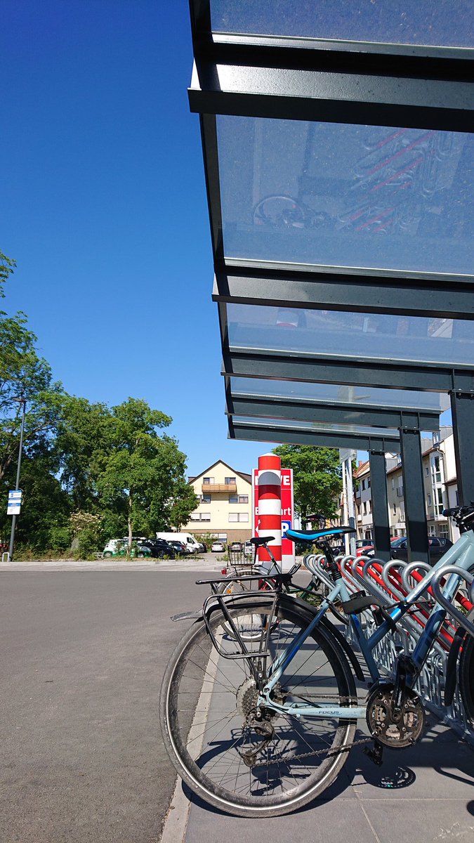 lotwarth's tweet image. Konstruktionsfehler bei #Fahrrad ständer, gebaut 2020. #Deutschland #carfirst #peinlich