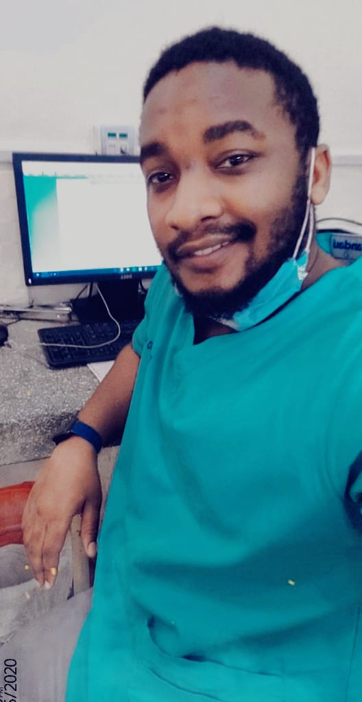 KibubuKyaYesu's tweet photo. 3 missed barber appointments. Bi essential worker bintwala 😭 #ProudLabTech 🔬 💉 https://t.co/EiRa7AcqXF